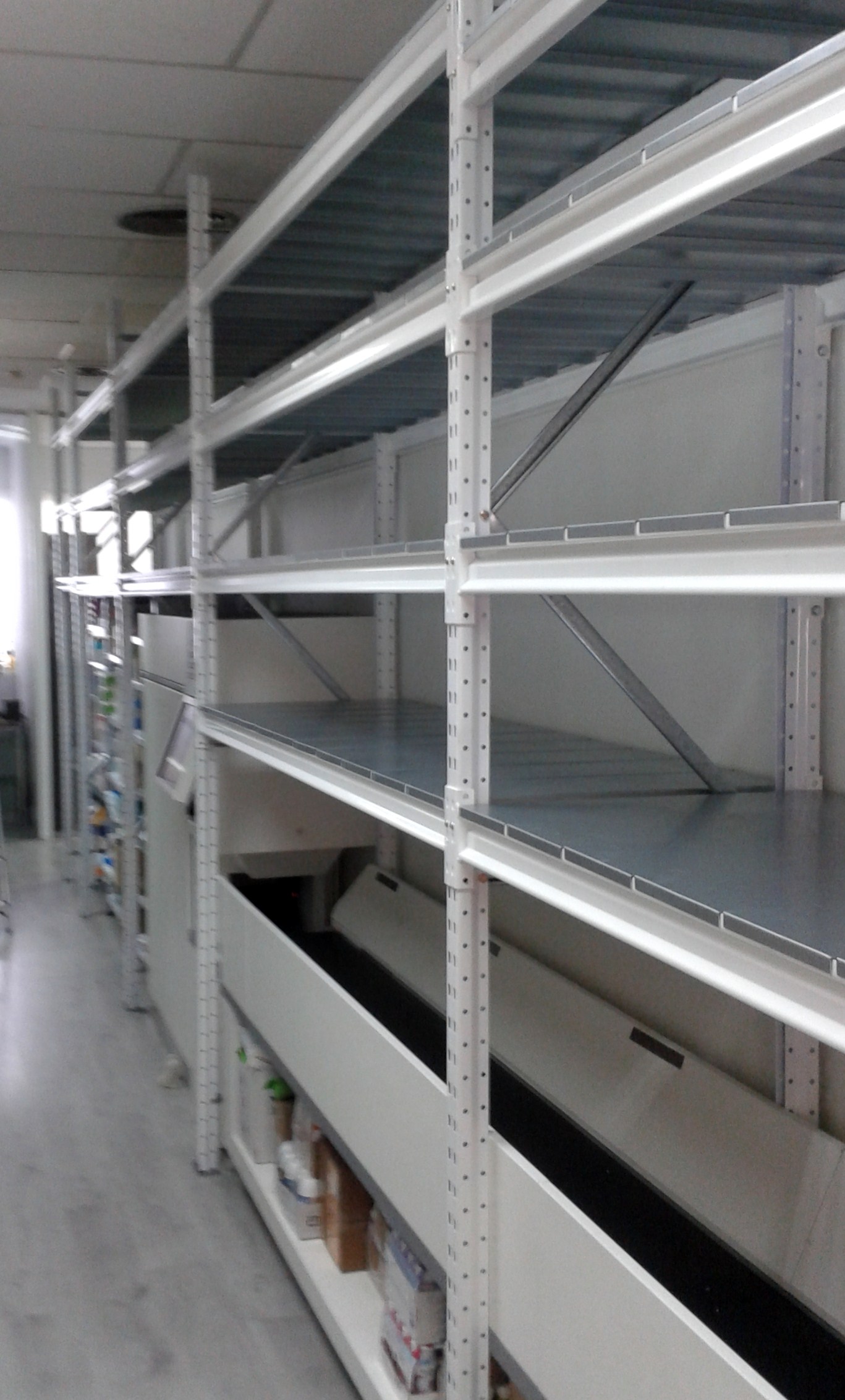 estanteria metalica de carga media blanca con estante metalico